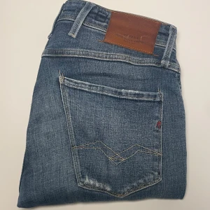 Replay anbass jeans - Märke: Replay| Skick: 9 /10 | Modell: Anbass |  Storlek: W31 L30 | Fetaste Replay jeansen som finns, det är aged 05 years så de har en riktigt fet tvätt och slitningar