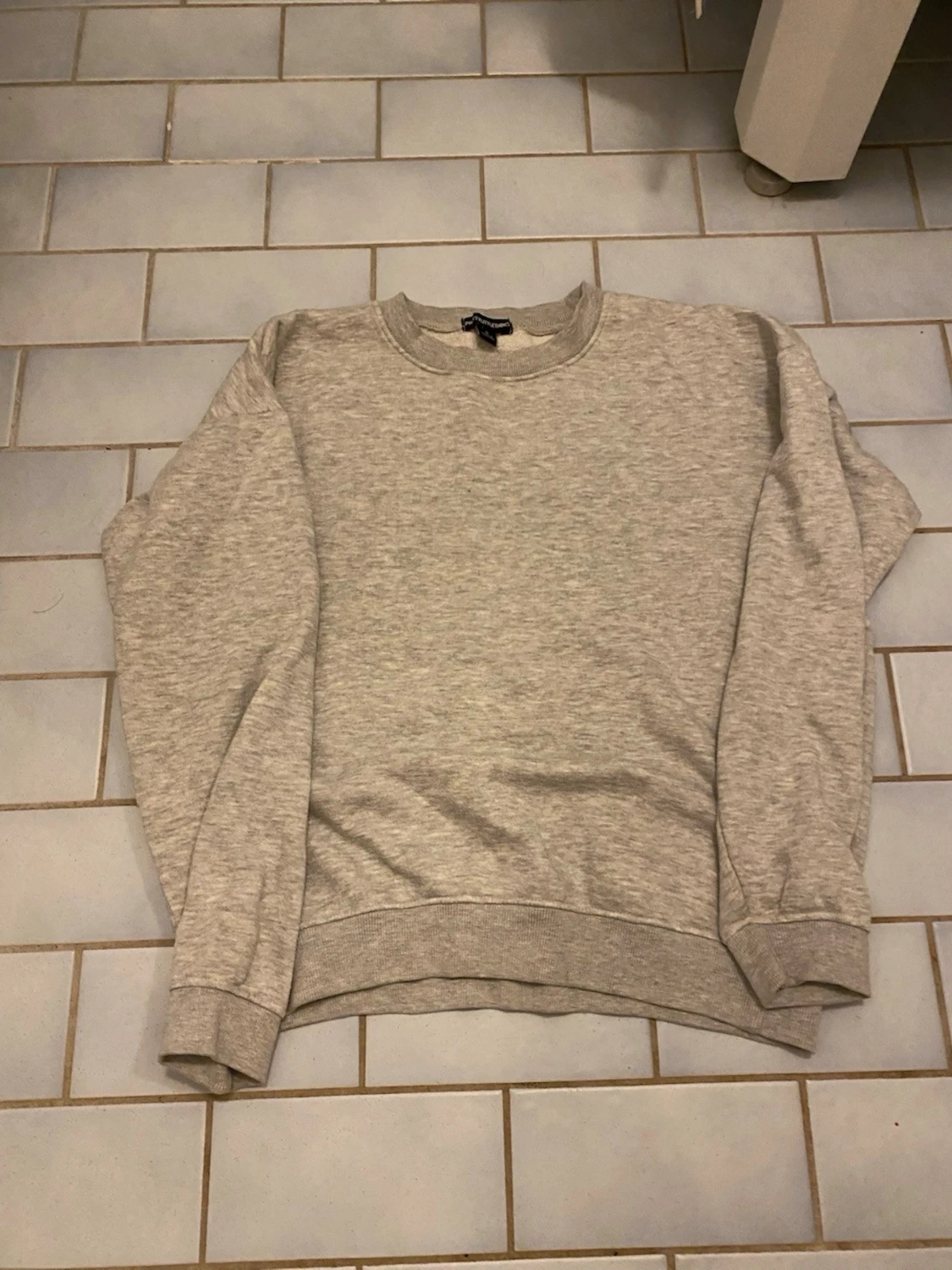 Grå sweatshirt från PrettyLittleThing - 2