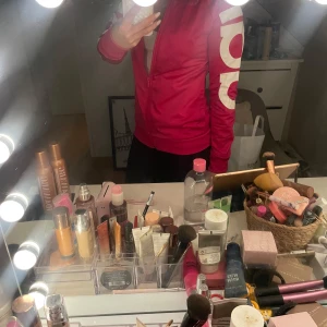 Adidas träningströja - Säljer denna fina rosa adidas tröja för den inte har kommit till använding. Inte använt så mycket men är i bra skick! Skriv ifall du har några frågor💕storleken är 14-15 yrs old men sitter som en xs