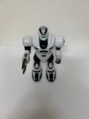 Leksaksrobot - Vit och svart leksaksrobot.