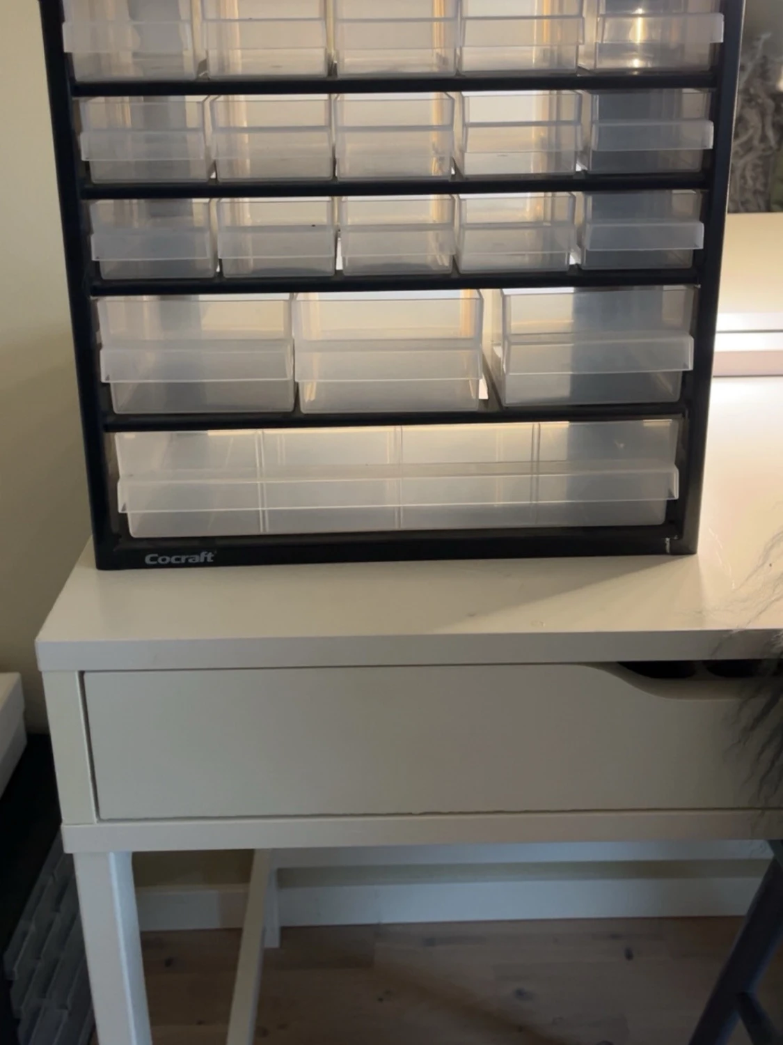 Förvaringslåda med genomskinliga plastfack