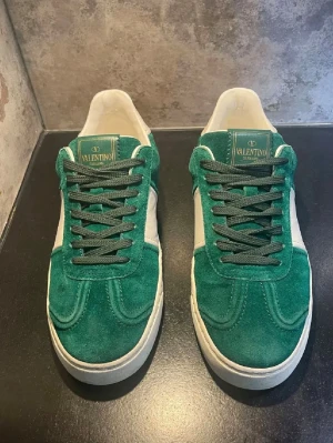 Valentino flycrew emerald green (sällsynta) - Säljer nu dessa riktigt snygga och sällsynta Valentino flycrews! I princip i nyskick!😊 Sulan är vit och fin, inga lösa sömmar, mockan är i perfekt skick och innersulan är som ny! Enda defekten är att de saknar en nit men den sitter på insidan och syns inte🙌 Nypris är runt 7000kr men skorna säljs ej längre sedan flera år tillbaka och de blir mer och mer sällsynta varje år🤝 Storlek 39 på etiketten men de passar bättre för någon som bär storlek 40! Äkthetskort ingår🤩Skriv vid funderingar📲🤝