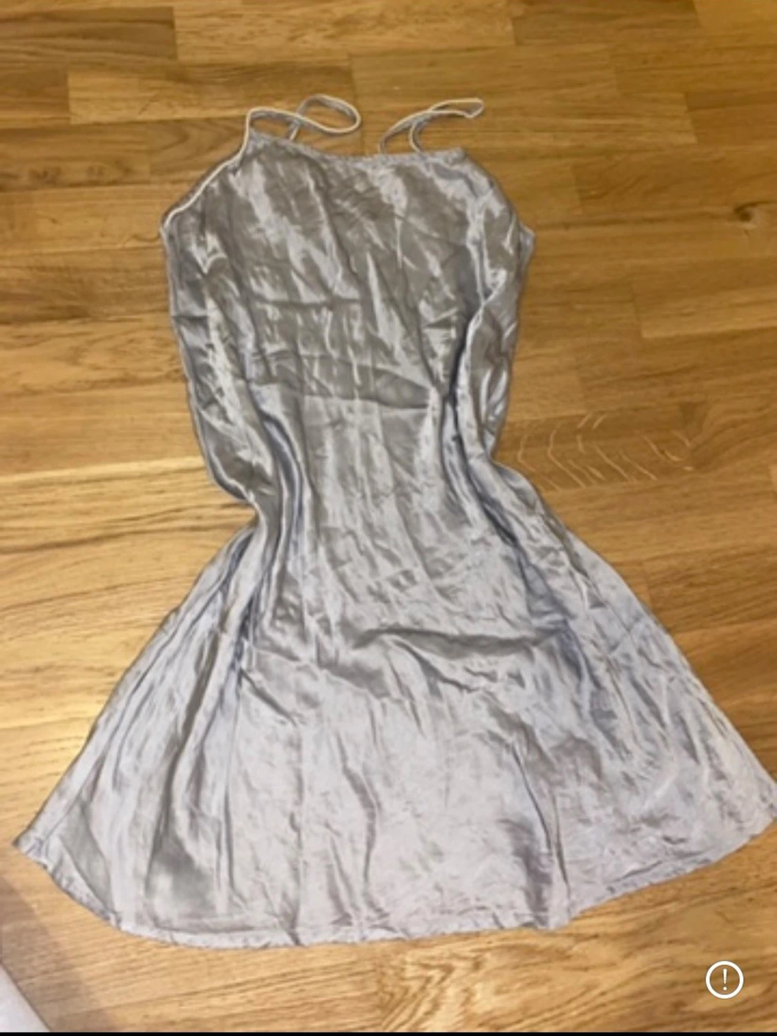 Silvrig kortklänning från Charme