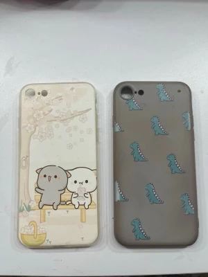 2 Mobilskal iPhone SE  - Två mobilskal till IPhone SE (fungerar för både 2020 och 2022). Den vita är oanvänd men den lila har vissa fläckar. 