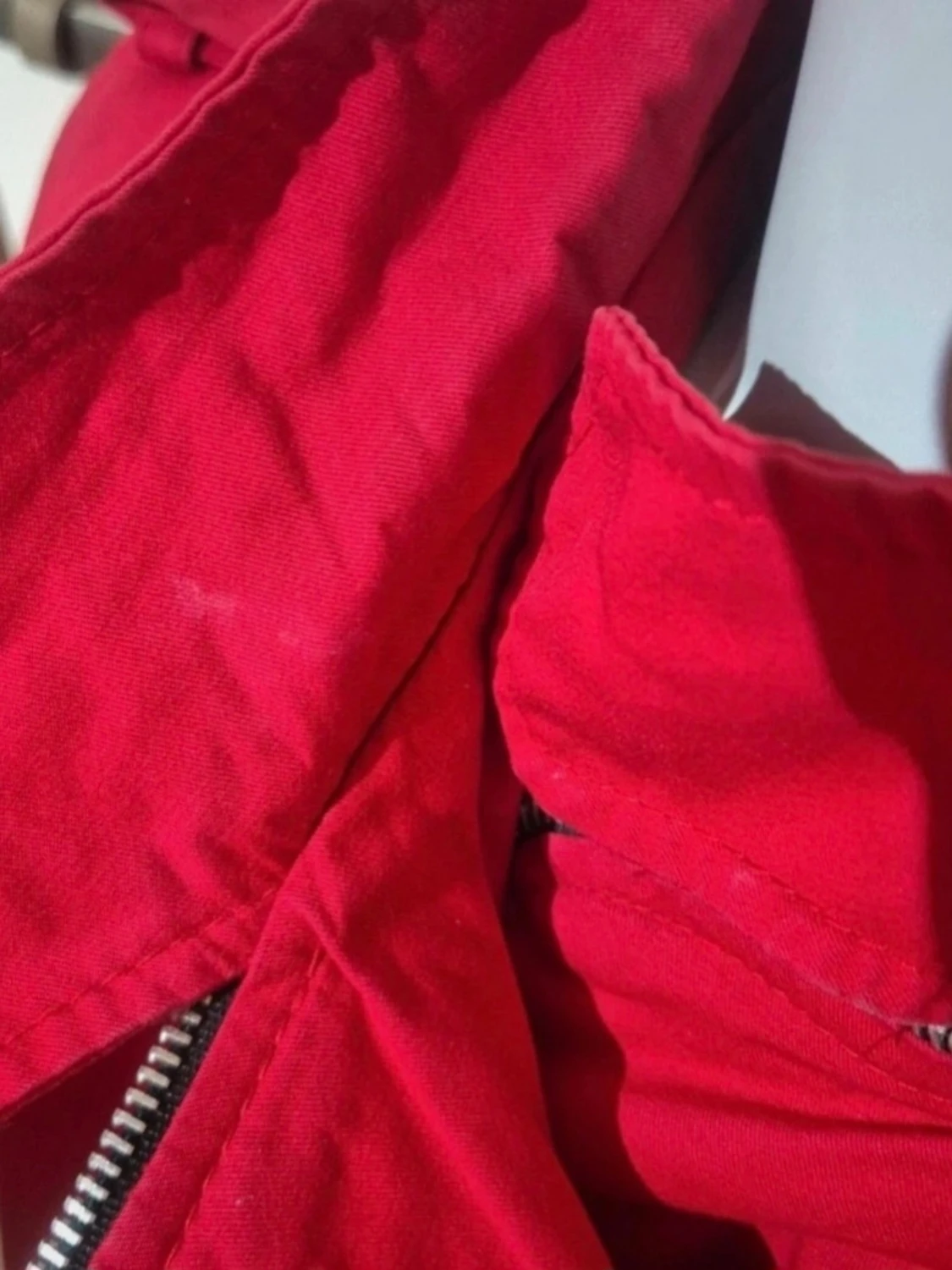 Röd rock med knappar och hög krage - 6