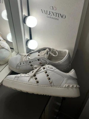 Valentino skor dam 38 - Valentino garavani skor i äkta läder med guldiga studs, storlek 38, i super skick trots en kort periods användning. Trots kort användning finns mindre skavanker och lite smuts på undersidan sulorna men det går säkert att rengöra. Köpta här på Plick därav medkommer inget kvitto från förra ägaren men två extra studs tillkommer samt original box. Hör gärna av dig vid funderingar eller diskussion kring priset😇