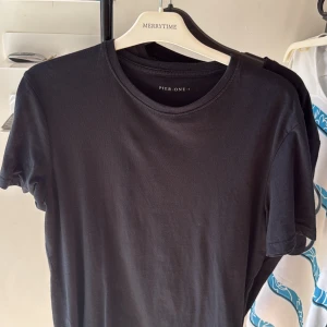 Pier One - Slim Fit T-shirt - Säljer en svart Slim Fit T-Shirt från Pier One som är i jätte bra skick. Priset kan diskuteras!