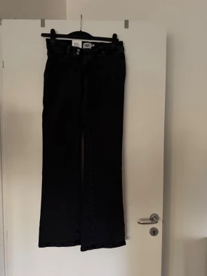Byxa svart  - Storlek S. Aldrig använda. 