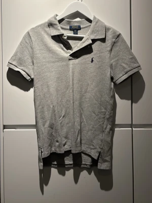 Grå pikétröja från Polo Ralph Lauren - Säljer en stilren grå pikétröja från Polo Ralph Lauren 