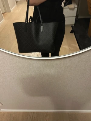 By Malene Birger väska  - Så fin väska från Malene Birger några effekter på den men ändå jätte fin💗