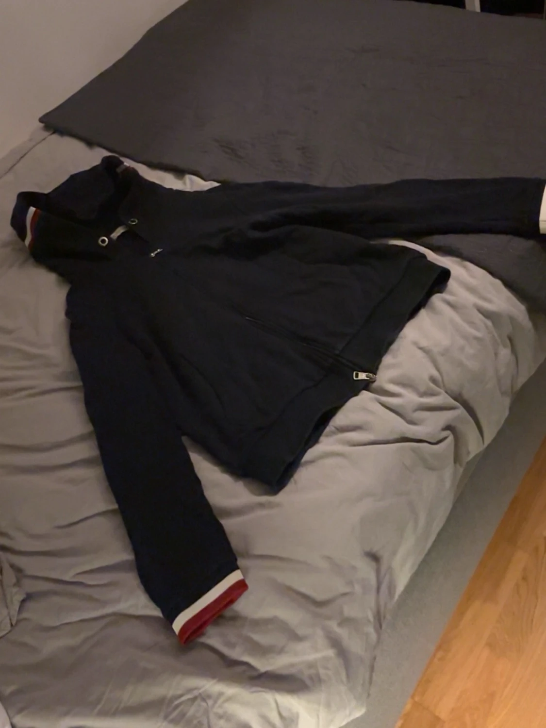 Mörkblå kofta från Moncler, läs beskrivningen!