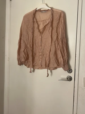 Rosa långärmad blus  - Pris kan diskuteras, strykning och tvätt ingår innan leverans 💗frågor kan ställas 