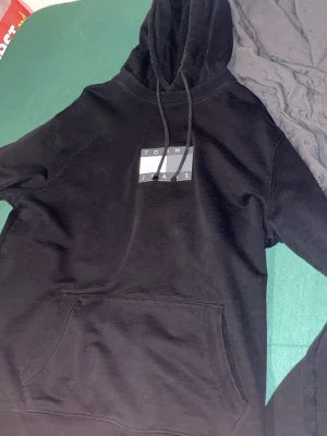 TOMMY HILFHIGER hoodie - Tommy hoodie säljer då den är för stor
