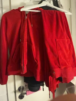 Juciy contore byxor + tröja  - Säljer ett par riktigt sköna röda mjukisbyxor i mjuk velour med dragsko i midjan och stora fickor framtill. Perfekta för chill dagar hemma eller när du vill ha en avslappnad look. Matchande hoodie finns också om du vill köra hela setet.
