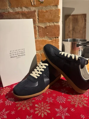 Maison Margielas - Maison Margiela gats. Storlek 44. Aldrig använda. Box inkluderad. Navy färg. Skickas snabbt!