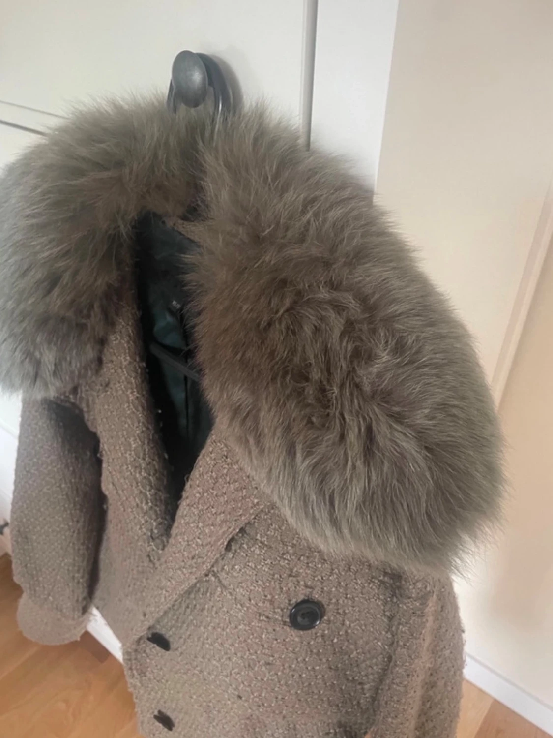 Brun pälsjacka med stora knappar - 2