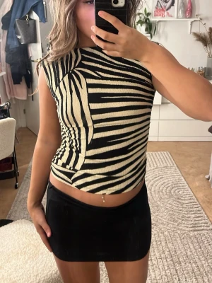 Zebramönstrad croppad topp - Säljer en super söt croppad topp med zebramönster i svart och beige. 