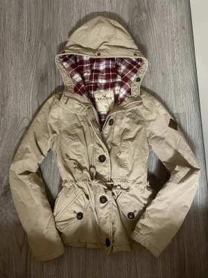 Hollister California Vintage Beige Parkas - - In very good condition, just has a small spot on the left sleeve as seen in 4th pic, can probably be removed. Faux fur can be added on the hood - Size EU 34 / XS