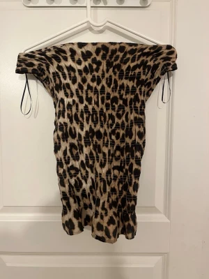 Leopardmönstrad topp - Säljer en snygg topp från H&M med leopardmönster. Endast använd 1 gång. Köpt för 199kr 