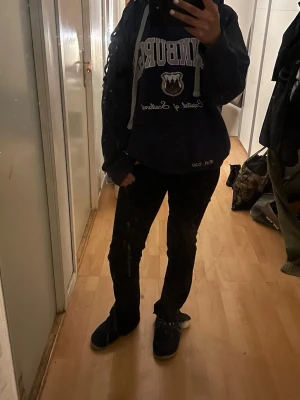 Säljer en oversized hoodie - Den är väldigt mysig och skön!