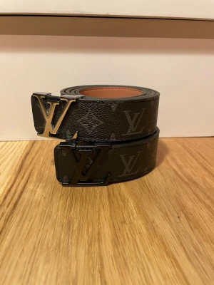 Trendigt bälte - Säljer 2 st bälten 115cm lång med båda som har skrift mönster. Ett med silvrigt märke och ett med svart. Köp båda tillsammans kostar de 400kr. Har du några följdfrågor är det bara att skriva och fråga. 