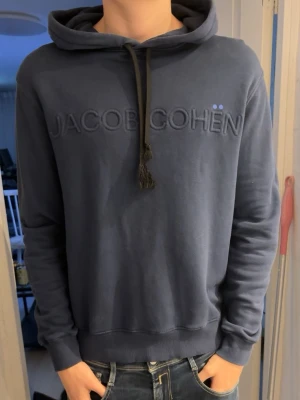 Jacob Cohen hoddie - Jacob cohen hoddie, väldigt bra sick! Sicka dm vid minsta lilla fundering… storlek L sitter som M