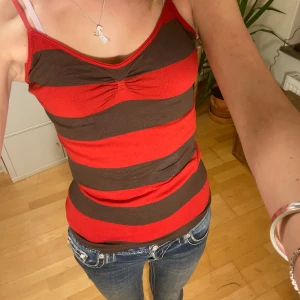 Randigt linne från rue21 med scrunch - Super stretchigt linne från rue21 med söta ränder. Scrunchen och passformen på detta linne är så snyggt! 