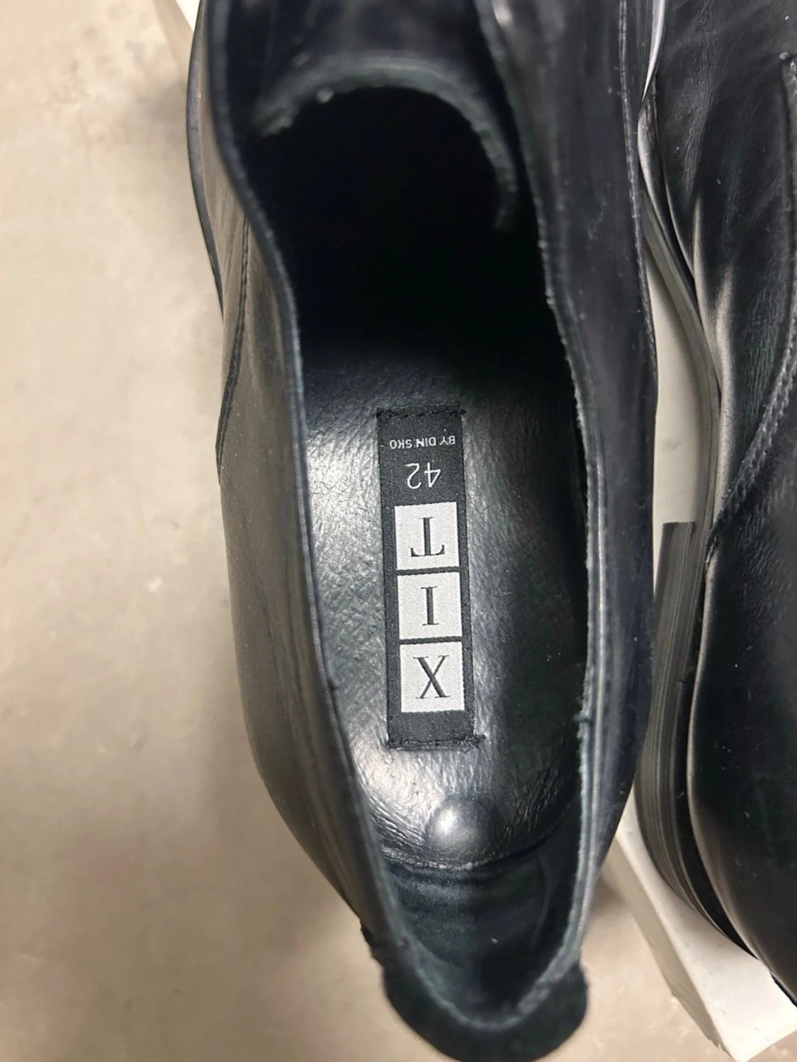 Svarta kostymskor från TILT, strl 42 - 1