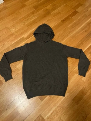 Oscar Jacobson stickad hoodie - Oscar Jacobson stickad hoodie. Mycket fint skick, sparsamt använd. Säljer då jag börjar glida mer mot oversized och denna sitter ”perfekt” på mig. 