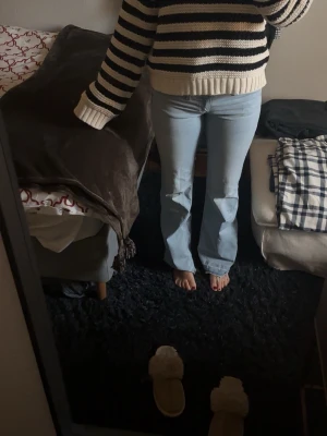 Ljusblå bootcut jeans - Säljer ett par ljusblå jeans med bootcut passform. Jeansen har klassisk femficksdesign, normal midja och är tillverkade i mjukt denimtyg. Perfekta för dig som gillar en avslappnad men ändå snygg stil.