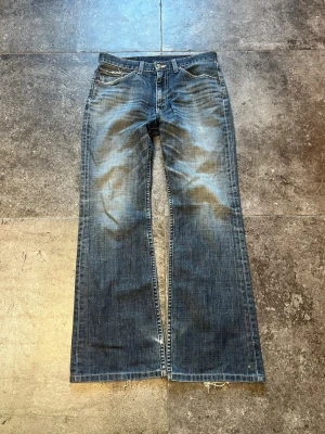 Vintage Flared Levis Jeans  - tja! säljer mina otroligt feta flared levis 517-03 med sjukt snygga fades🫡 de är i storlek 31/33 men sitter mer som 30/32👏 skriv om ni har några som helst frågor