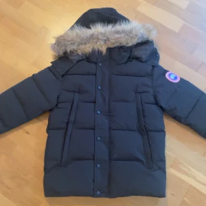 Svart jacka - Helt ny. Storlek xs men är ganska stor i storleken, perfekt om du har storlek S.