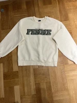 Vit sweat shirt  - Bra skick, har en liten missfärgning på höger arm mudd som jag inte fick på kort🤍