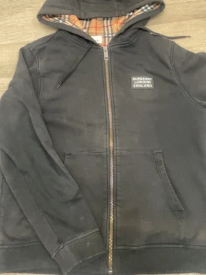 Burberry zip hoodie - Den är fin och unik. Hela är ganska solblekt och det kan förekomma små slitage. Skick 5-6/10