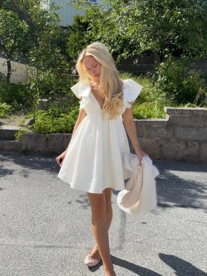 Vit kortklänning från Hello Molly - Säljer nu denna jättefina populära klänningen från hellomolly. Helt oanvänd med lappen kvar😍. (Första bilden är lånad, men de sista två är mina🥰)