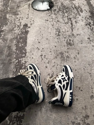 Louis Vuitton skates - Hej! Jag säljer dessa skitsnygga Louis Vuitton skates. Sjukt nice kvalité riktigt sköna. Gillar de jättemycket men ska resa bort i ett halvår så måste sälja av många skor. Säljer för dunder pris. Skriv om ni har frågor, ni vet varför de är så billiga. Det är den dyraste och bästa batchen.  De är storlek 41 men passar 42 om inte ännu större. Box, dustbags och allt medföljer. Skicka gärna rimliga bud. 