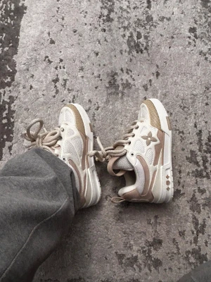 Louis Vuitton Skates - Hej! Jag säljer dessa skitsnygga Louis Vuitton skates. Sjukt nice kvalité riktigt sköna. Gillar de jättemycket men ska resa bort i ett halvår så måste sälja av många skor. Säljer för dunder pris. Skriv om ni har frågor, ni vet varför de är så billiga. Det är den dyraste och bästa batchen.  De är storlek 40 men passar 41 om inte ännu större. Box, dustbags och allt medföljer. Skicka gärna rimliga bud. 