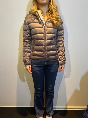 Colmar jacka - Riktigt snygg Colmar jacka i storlek 42, väldigt bra skick. Modellen är 165 cm. Hör av dig vid funderingar 