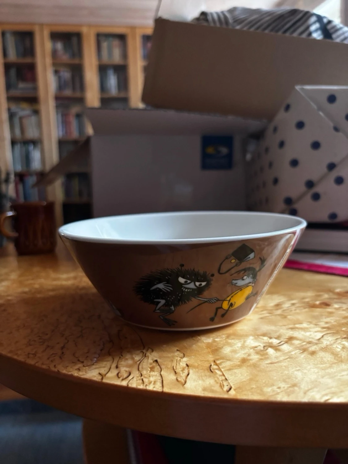 Brun Mumin-skål med stinky in action  - 3