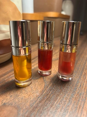 Clarins lip oil  - Säljer tre fina clarins läppoljor. De är fräscha och använda ett fåtal gånger. GÅR JÄTTEBRA ATT KÖPA STYCKVIS bara skriv vilken färg och lägg prisförslag. Nypris per styck är 230kr.  Köp alla 3 för 240kr. Köp 1 för 85kr