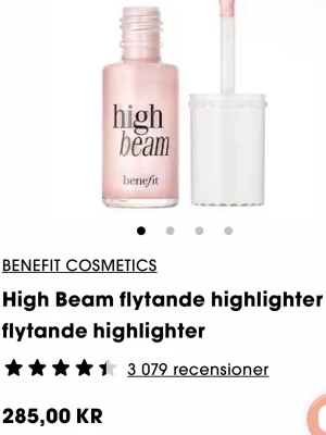 Benefit High Beam flytande highlighter - High Beam är en flytande highlighter i en ljusrosa, pärlemorskimrande nyans. Kommer i en liten glasflaska med vit skruvkork dekorerad med små pärlor. Perfekt för att ge ansiktet en fräsch glow och lyster. Appliceras enkelt med medföljande applikator. Den är knappt använd den är som ny använd max 2 gånger.