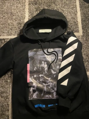 Off white hoodie - En snygg off white hoodie, perfekt för dig som vill sticka ut lite, den har ett snyggt tryck på fram och baksida, säljer den för att den är för liten, nypris 5000-7000, inga synliga defekter men den är lite nopprig, stolen m men sitter som s, kom dm för pris och andra frågor. Mvh Axel