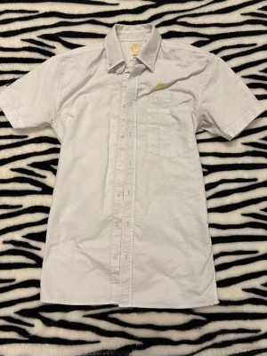 McDonald's skjorta ge bud - McDonald’s skjorta ge bud! 😀Detta är dam versionen! 🩷