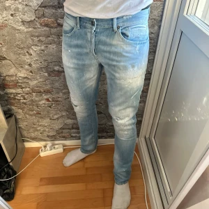 Dondup jeans med slitningar - Mycket fint skick, som nya utan några defekter. Storlek  W33 mått finns. Nypris ca 3500kr. Modellen är 185 cm, 79 kg. Självklart äkta - Kolla bara recensionerna! Passar bra nu till vintern. Skriv för mer information!🤝