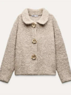 Grov stickad kofta/jacka med krage  - Säljer min jättefina cardigan/jacka från Zara med krage och rosor som knappar. Koftan stängs med magnet guld knappar. Nypris är 799 kr. Koftan är använd två gånger och är i ett mycket bra pris. Den finns inte kvar på hemsidan. 