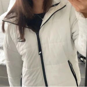 Vit pufferjacka från Nike - Mycket bra skick, använd fåtal gånger