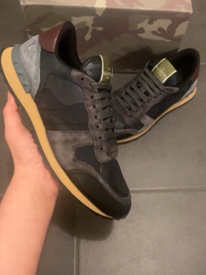 Valentino Rockrunner skor - Säljer ett Par Rockrunners skor i  Fint skick Skick: 9,4/10🧮  Inkluderat: box ingår!♦️  Pris: 1999 kr ej hugget i sten🎗️  Storlek: 42♣️  Snabbaffär = priset sänks-SERIÖSA BUD🔓