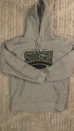 SIDEMEN HODDIE  - Grå Sidemen hoddie storlek M. Enda defekten som finns är att den är knottrig av tvätt. Används fåtal gånger.