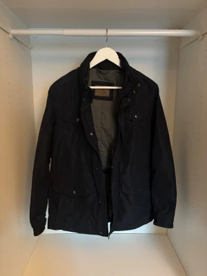 Mörkblå fieldjacket från Massimo Dutti - Säljer en mörkblå fieldjacket från massimo dutti i riktigt bra skick. 