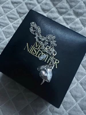 TUVSTAR NECKLES - säljer mitt super fina tuvstar neckles, knappt använt! Längd 45💕box medföljer